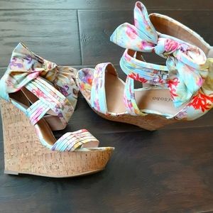 ZIGI SOHO. Floral wedges